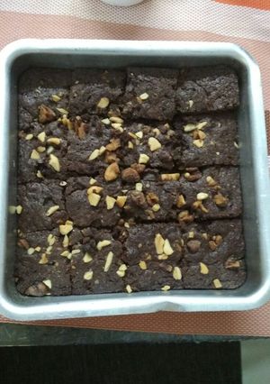 A picture of Chocolate walnut brownie in microwave.