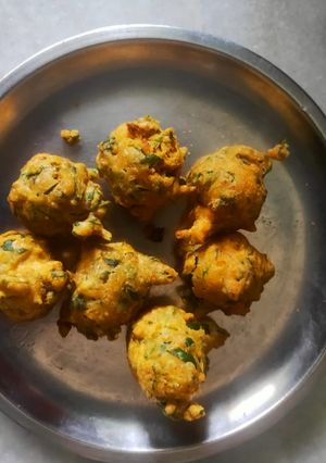 A picture of Fried methi bhajiya.