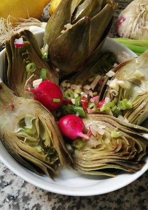 Une photo de Artichaud poivrade vinaigrette cibette radis rose🥙