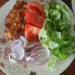 Una foto de Marinera de pollo con ensalada fresca