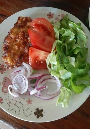 Una foto de Marinera de pollo con ensalada fresca