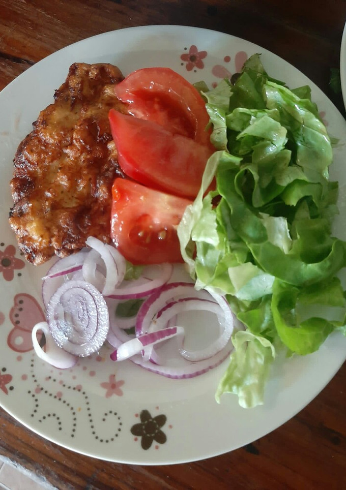 Una foto de Marinera de pollo con ensalada fresca