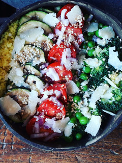 Foto di Poke Bowl vegetariana con cous cous allo zafferano e verdure