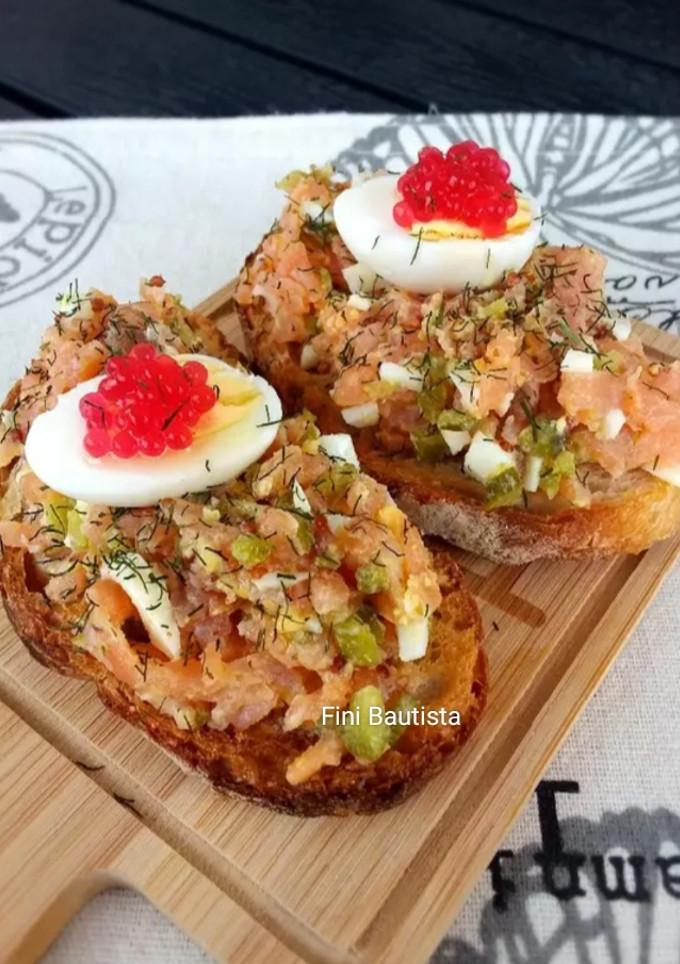 Una foto de Pincho o tapa de salmón ahumado