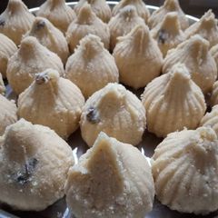 A picture of Semolina ladoo.