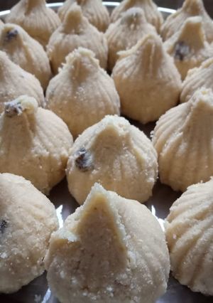 A picture of Semolina ladoo.