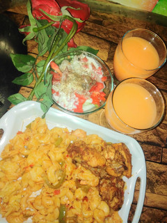 A picture of Macroni with chicken bites.