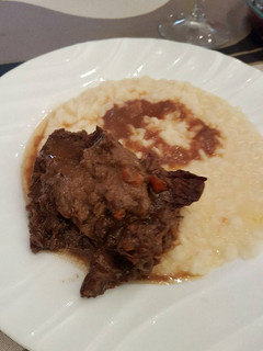 Una foto de Rissoto de queso Reggianito y lomo en salsa de vino