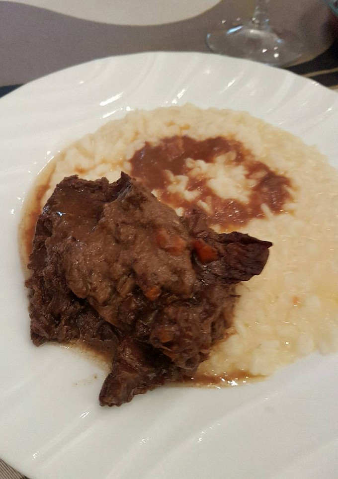 Una foto de Rissoto de queso Reggianito y lomo en salsa de vino