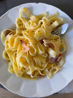 Una foto de Tallarines a la carbonara 🥓🧀