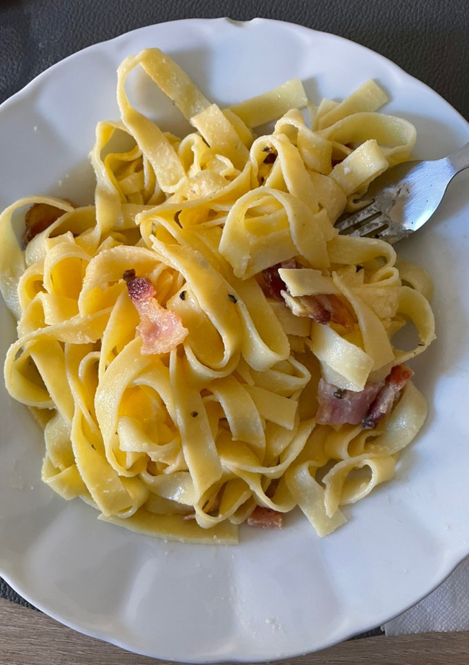 Una foto de Tallarines a la carbonara 🥓🧀