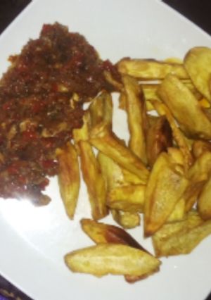 A picture of Fried Potatoes wit sauce.