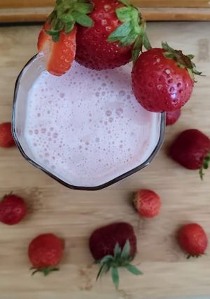 સ્ટ્રોબેરી લસ્સી(Strawberry Lassi Recipe in Gujarati) રેસીપી મુખ્ય ફોટો