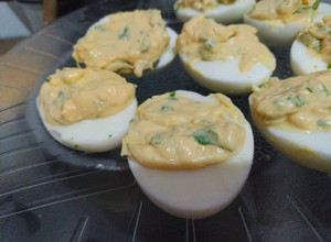 Una foto de Huevos rellenos, rápidos y muy ricos