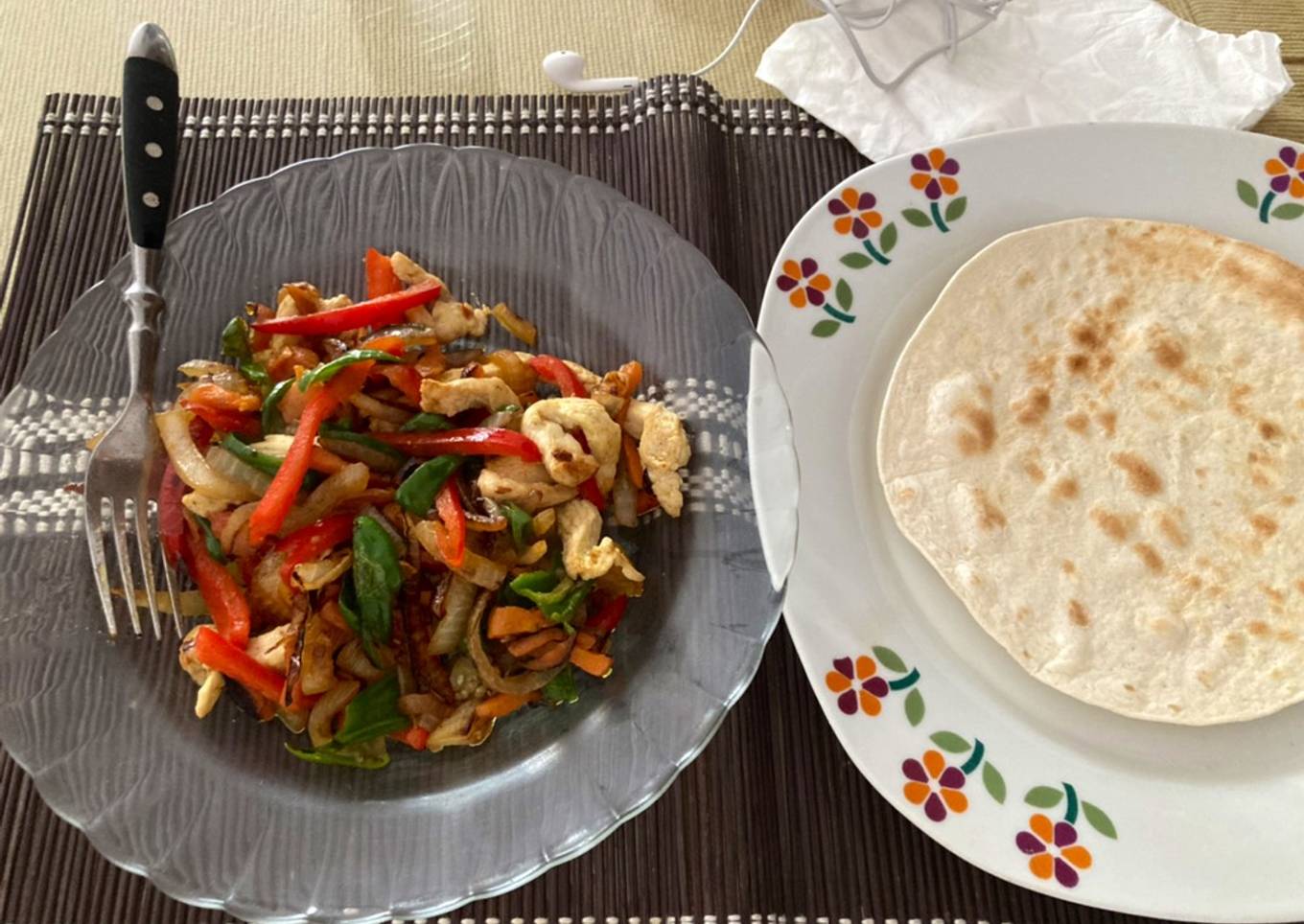 Wok de pollo acompañado de fajita