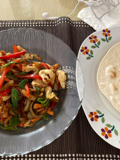 Una foto de Wok de pollo acompañado de fajita