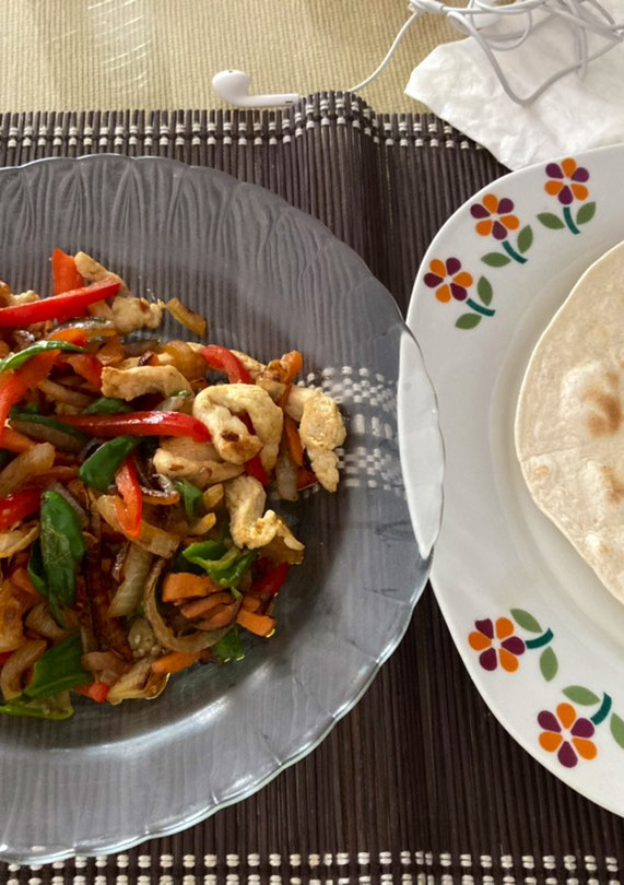 Una foto de Wok de pollo acompañado de fajita