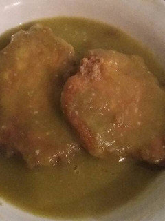 Una foto de Tortitas de pollo en salsa verde