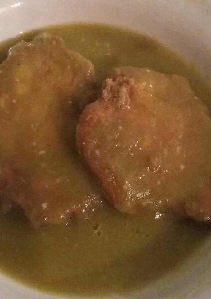 Una foto de Tortitas de pollo en salsa verde