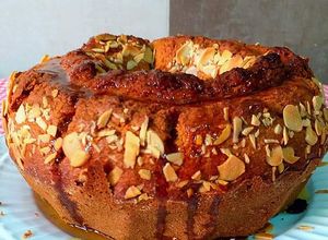 Una foto de Bizcocho crocante con glaseado de clementinas y almendras