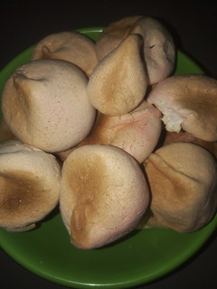 A picture of Meringue cookies 😍.