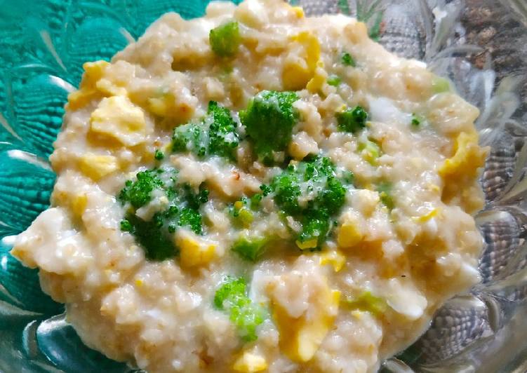 Bagaimana Membuat Broccoli cheese oatmeal with egg Anti Gagal