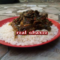 A picture of Shinkafa da miyar ganye.