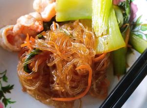 Hình của món Miến xào tôm thịt.