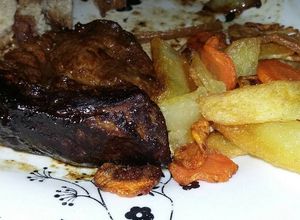 Una foto de Bondiola con salsa de aceto y mostaza