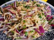 Una foto de ensalada de membrillo
