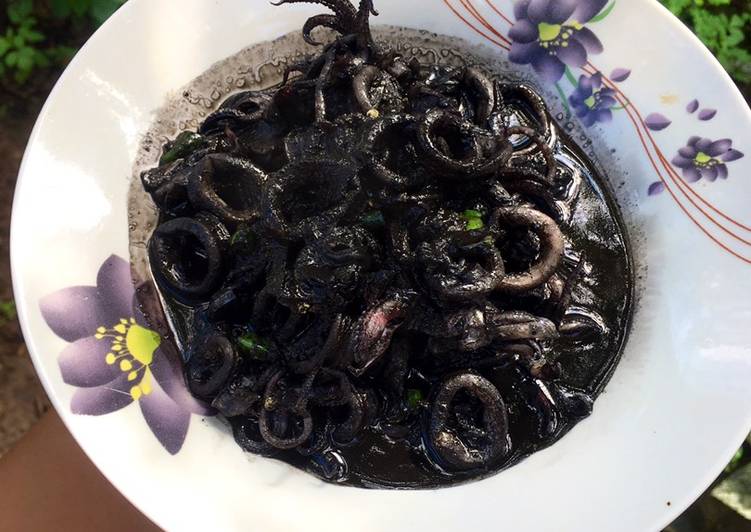 Bagaimana Membuat Cumi masak hitam Lezat