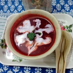 Creamy tomato-beetroot soup A picture of Creamy tomato-beetroot soup.