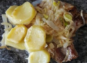 Una foto de Chuletas de cerdo con salsa de puerros y cebolla