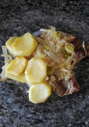Una foto de Chuletas de cerdo con salsa de puerros y cebolla