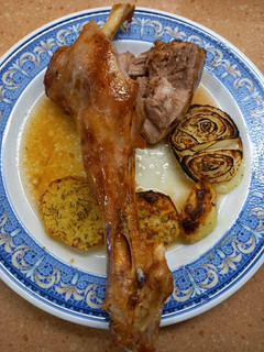 Una foto de Pierna de cordero lechal al horno con patatas y cebolla