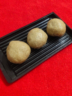 ગુંદર ના લાડુ (Gundar Ladu Recipe In Gujarati) રેસીપી મુખ્ય ફોટો