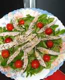 Boquerones en vinagre en ensalada de canónigos y cherries