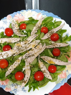 Una foto de Boquerones en vinagre en ensalada de canónigos y cherries