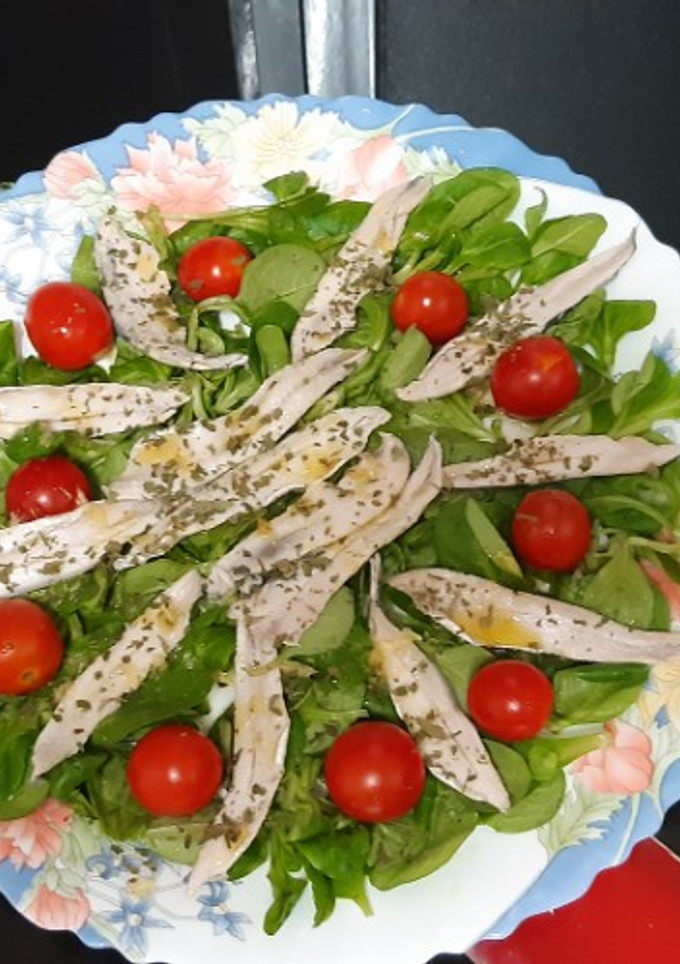Una foto de Boquerones en vinagre en ensalada de canónigos y cherries