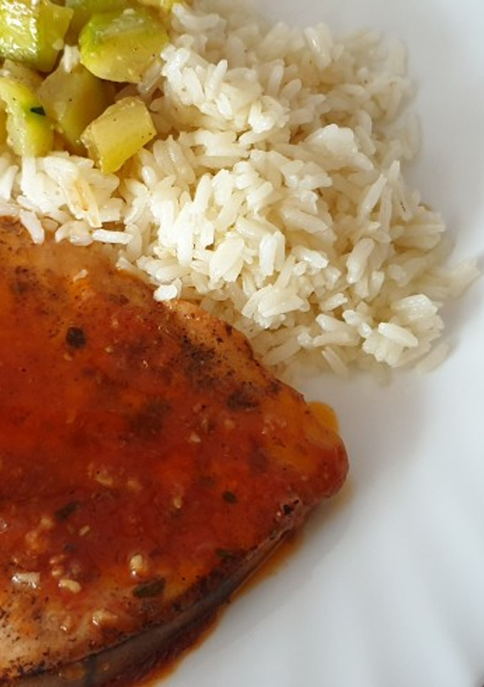Una foto de Pez espada en salsa marinera