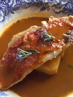 Una foto de Salmonetes al romero con patatas guisadas