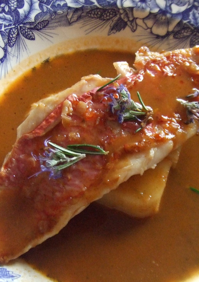 Una foto de Salmonetes al romero con patatas guisadas 