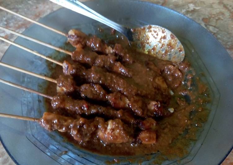 Recipe of Award-winning Sate ayam,lontong bumbu kacang