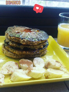 Una foto de Hotcakes de avena, banana, coco y canela