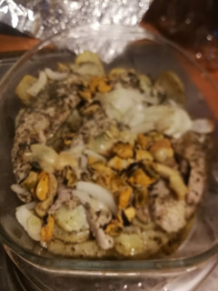 Una foto de Merluza al horno con papas y mariscos