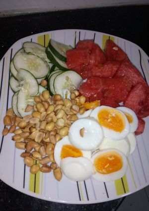 A picture of Fruits + groundnut + boiled eggs.