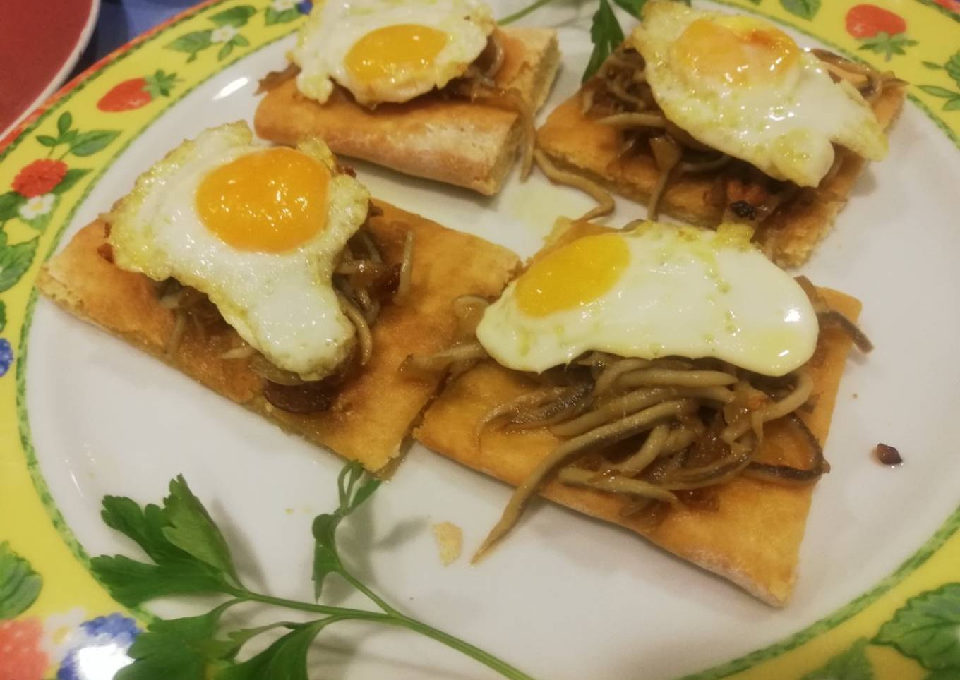 Coca de gulas al ajillo y huevo de codorniz y de champiñón con gambas ajillo