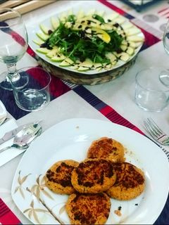 Una foto de Hamburguesas de zanahoria y atún con ensalada de rucula y manzana verde 🍏