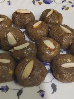 அவல் பாசிப்பயிரு லட்டு (aval laddu recipe in tamil) செய்முறை முக்கிய புகைப்படம்