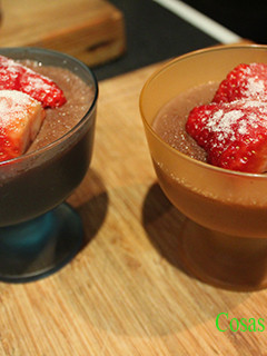 Una foto de Flan de chocolate con fresas